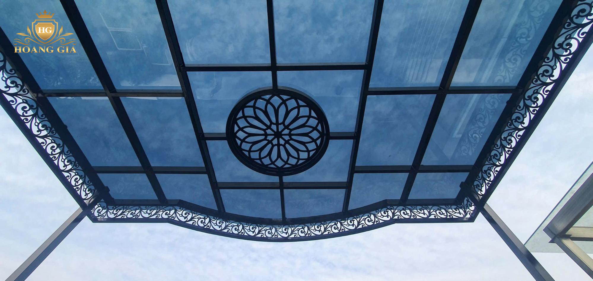 Tấm Polycarbonate làm mái che cửa sổ chống mưa tạt