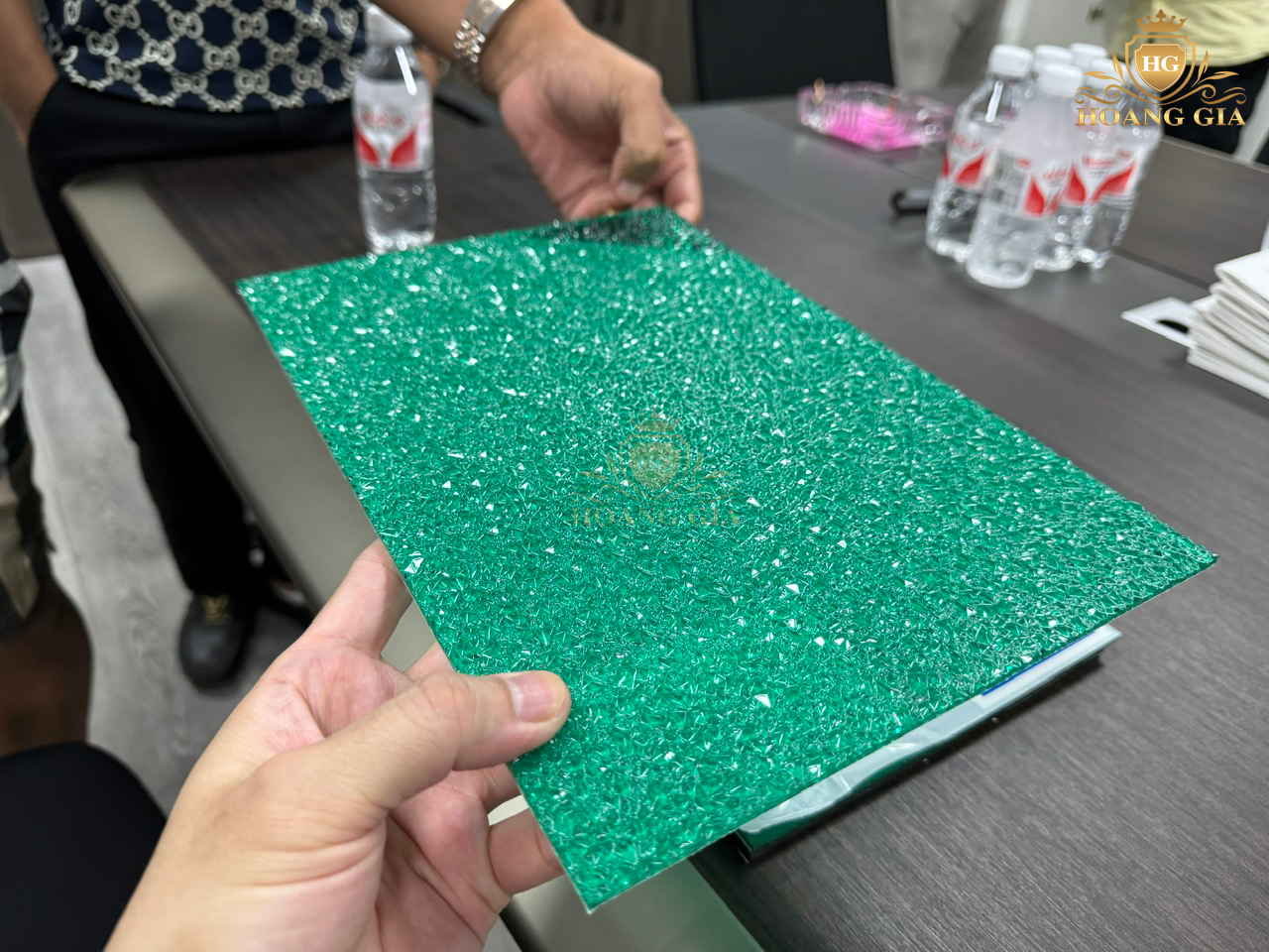 Tấm poly sần m&agrave;u xanh l&aacute; cận cảnh bề mặt hạt nước