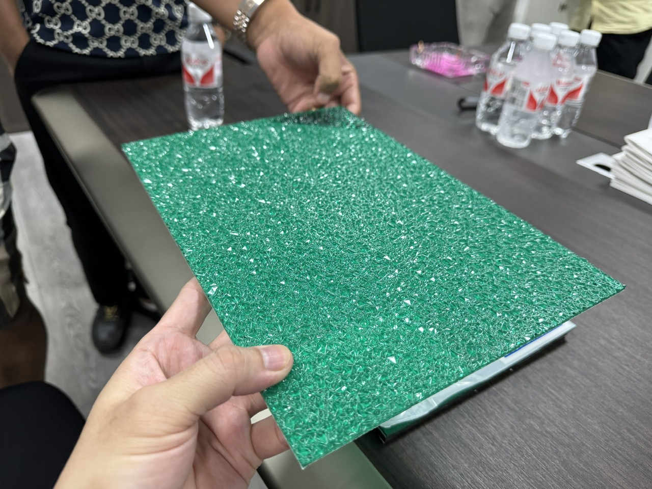 Tấm Poly sần và kính mờ: Đâu là lựa chọn phù hợp cho công trình?