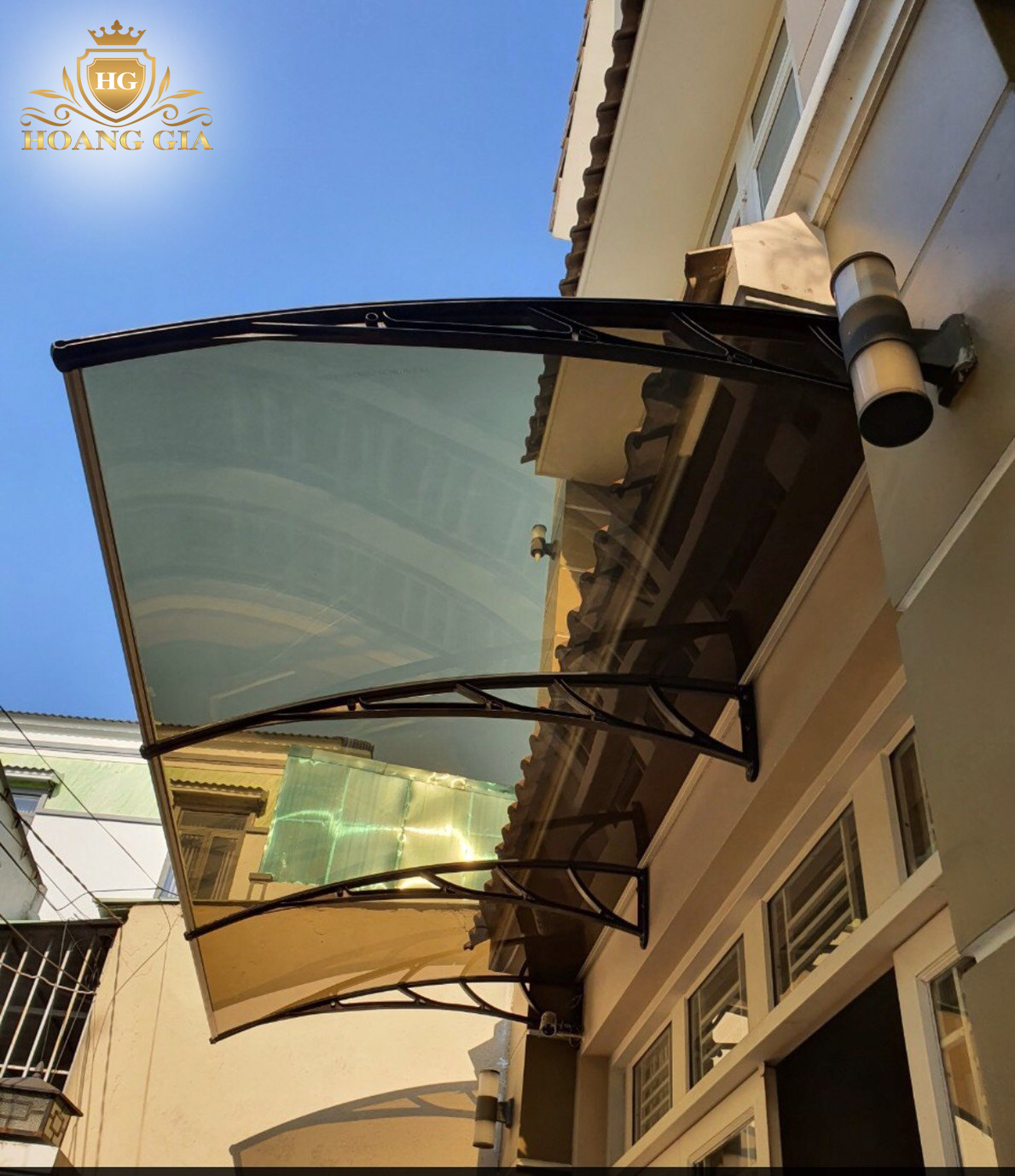 Tấm Polycarbonate làm mái che cửa sổ chống mưa tạt